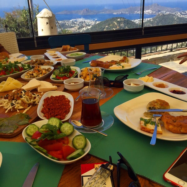 Foto tirada no(a) MMK Yeldeğirmeni Restaurant Yalıkavak por Aydın Ünal✔ em 11/1/2015