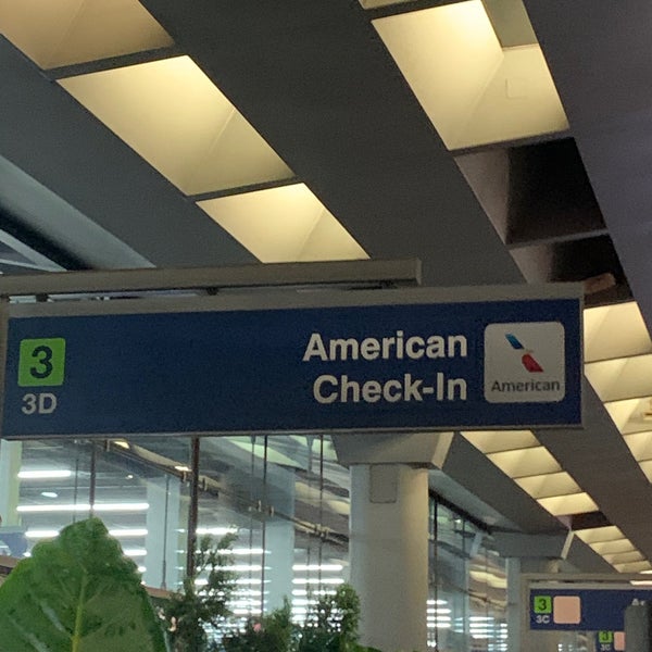 รูปภาพถ่ายที่ American Airlines Ticket Counter โดย Kurt F. R. เมื่อ 10/11/2019