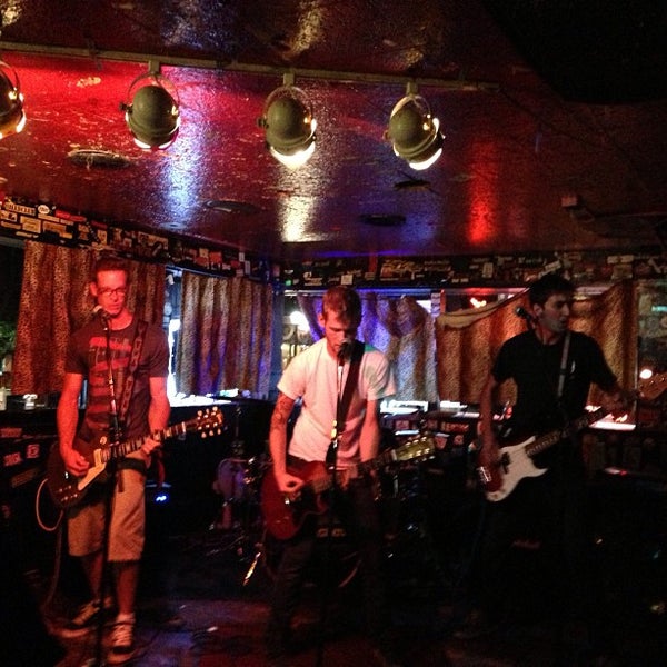 Foto tirada no(a) Lion&#39;s Lair por Johnny W. em 7/22/2013