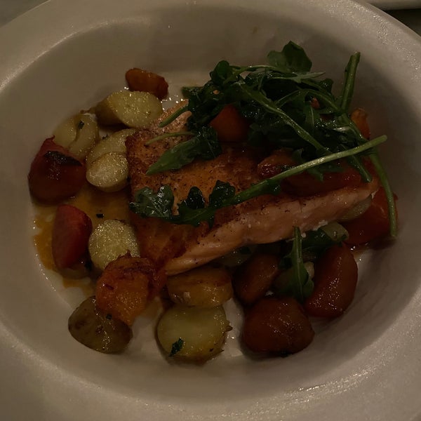 Снимок сделан в Olive &amp; Ivy Restaurant + Marketplace пользователем Chloe S. 3/2/2020