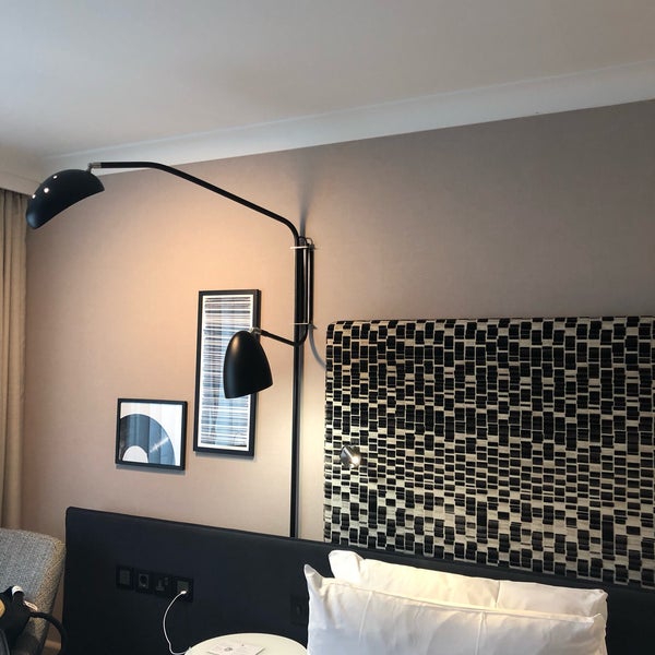 Foto diambil di London Marriott Hotel Maida Vale oleh Chloe S. pada 5/1/2019