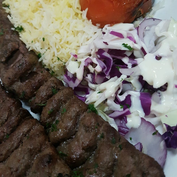Photo taken at Shiraz Persian Restaurant + Bar رستوران ایرانی شیراز by Cymer B. on 2/11/2017