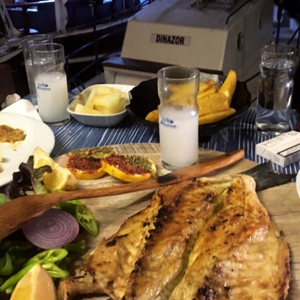รูปภาพถ่ายที่ Hürdeniz Fish &amp; Meat Restaurant โดย Bahar Günindi เมื่อ 7/4/2019