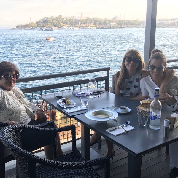 Das Foto wurde bei Restoran İstanbul Modern von Bilge E. am 9/22/2017 aufgenommen