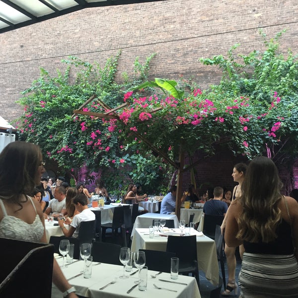 Foto scattata a Revel Restaurant and Garden da Bilge E. il 8/7/2016