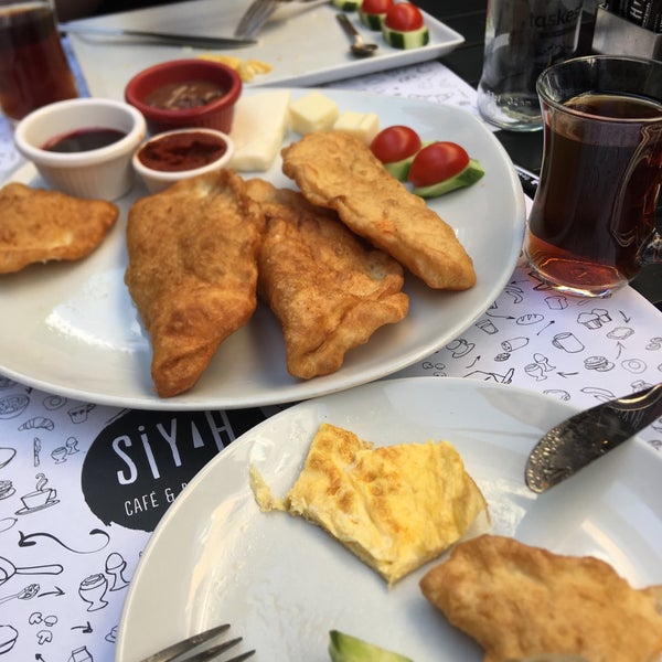 รูปภาพถ่ายที่ Siyah Cafe &amp; Breakfast โดย Miray S. เมื่อ 7/20/2019