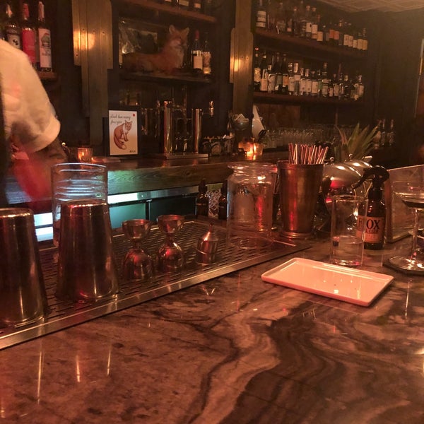 รูปภาพถ่ายที่ The Fox Bar &amp; Cocktail Club โดย Jessica M. เมื่อ 5/30/2021