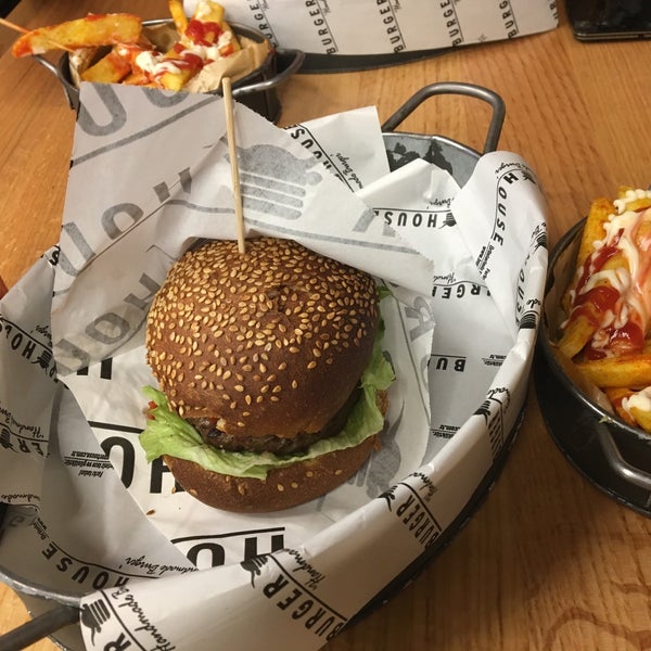 Das Foto wurde bei Burger House von Sfsd am 1/6/2019 aufgenommen