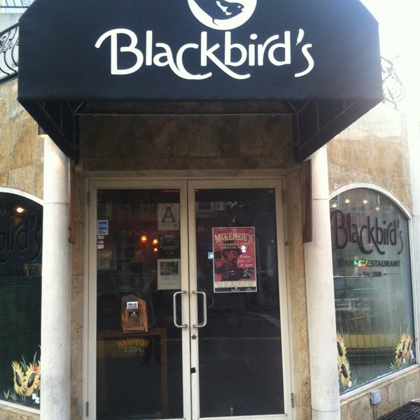 รูปภาพถ่ายที่ Blackbird&#39;s โดย It h. เมื่อ 7/4/2013