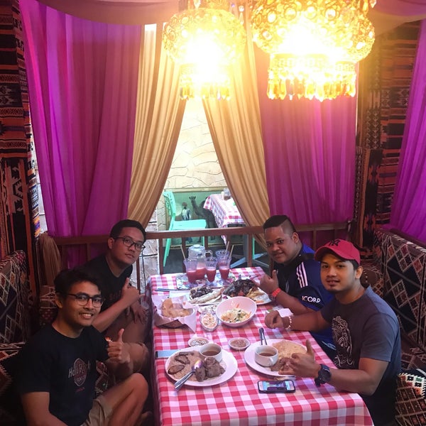 Das Foto wurde bei Zaituna Restaurant von Zaituna R. am 1/7/2018 aufgenommen