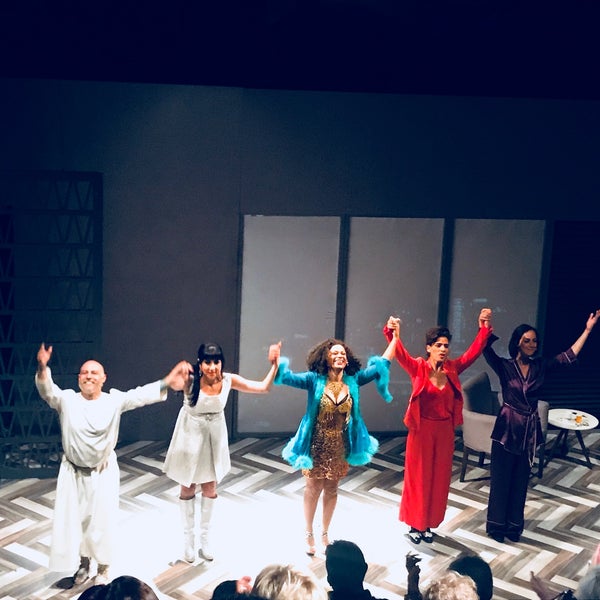 Foto diambil di Foro Shakespeare oleh Carlos O. R. pada 8/11/2018