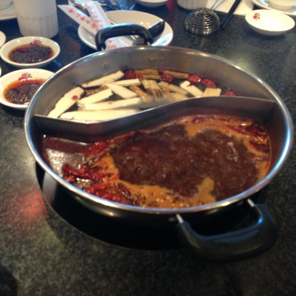 Photo taken at Fatty Cow Seafood Hot Pot 小肥牛火鍋專門店 by Anh S. on 7/22/2013