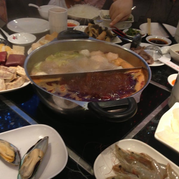 Photo taken at Fatty Cow Seafood Hot Pot 小肥牛火鍋專門店 by Anh S. on 2/16/2013