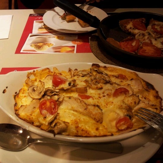 Das Foto wurde bei Pizza Hut von Ferda Y. am 1/29/2013 aufgenommen