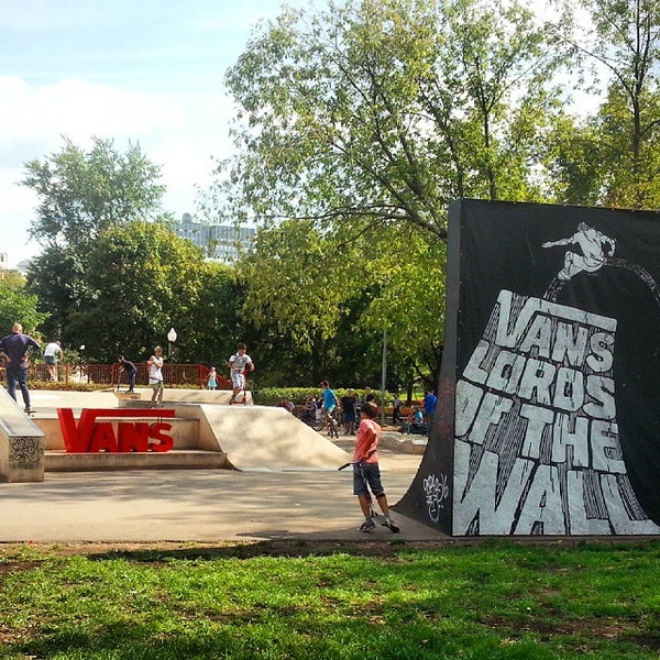 Скейт парк vans off the Wall