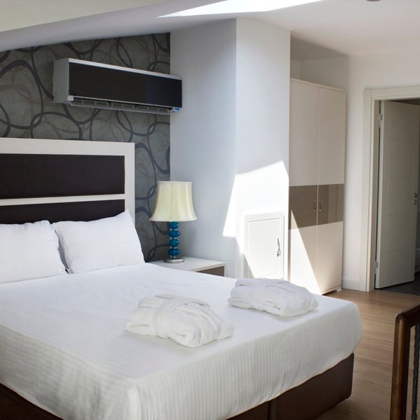 Clear rooms. Clear rooms. Белая кровать в интерьере спальни. Спальня с белой мебелью. Сток фото интерьера квартиры.