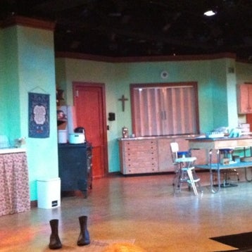 Das Foto wurde bei Plymouth Playhouse von Cassie T. am 9/30/2012 aufgenommen