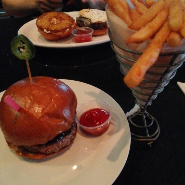 Das Foto wurde bei The Burger Palace von HS G. am 7/2/2014 aufgenommen