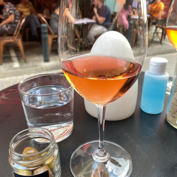 6/14/2022 tarihinde Phil S.ziyaretçi tarafından Cinque Wine &amp; Deli Bar'de çekilen fotoğraf