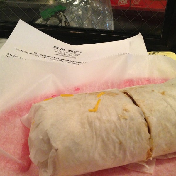 รูปภาพถ่ายที่ Five Tacos โดย JO S. เมื่อ 3/24/2013