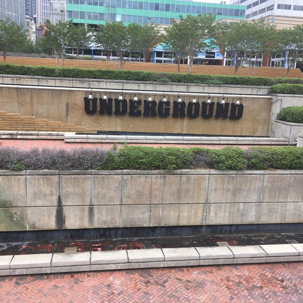 Foto tirada no(a) Underground Atlanta por Paula C. em 6/21/2018