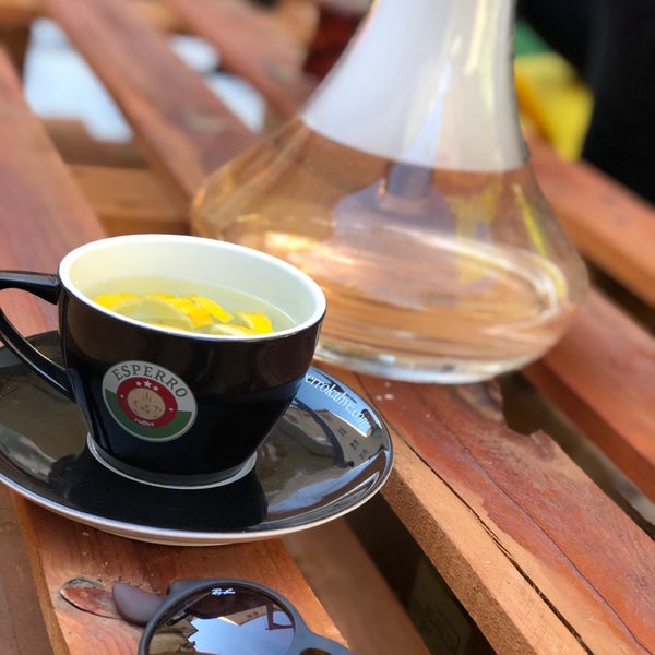 Das Foto wurde bei Geyik Cafe&amp;Nargile von Çağlar am 5/28/2019 aufgenommen