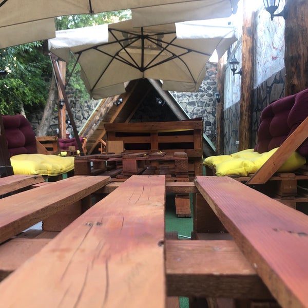 Das Foto wurde bei Geyik Cafe&amp;Nargile von Çağlar am 7/9/2019 aufgenommen