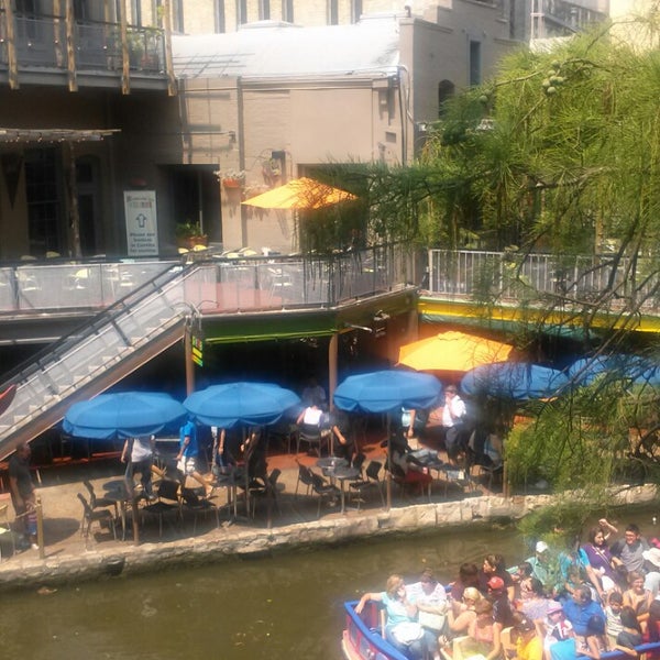 Foto diambil di The River&#39;s Edge Cafe + Patio Bar oleh Rheashaun E. pada 7/20/2014