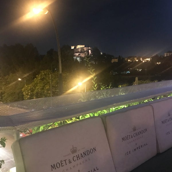 7/18/2018 tarihinde Ioanna P.ziyaretçi tarafından Skyfall Bar'de çekilen fotoğraf