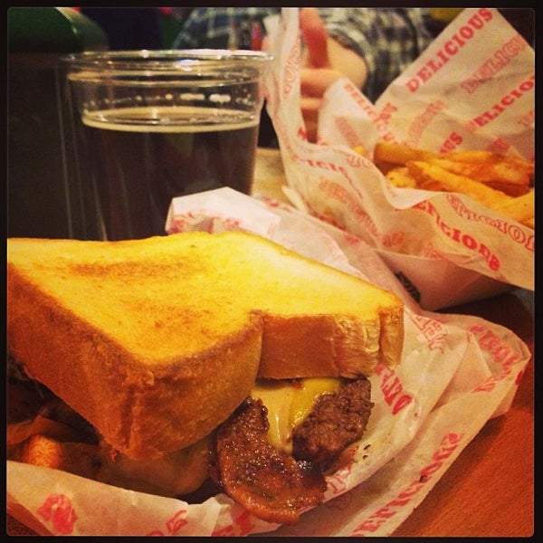 Foto tomada en Carytown Burgers &amp; Fries  por Scott K. el 1/4/2013