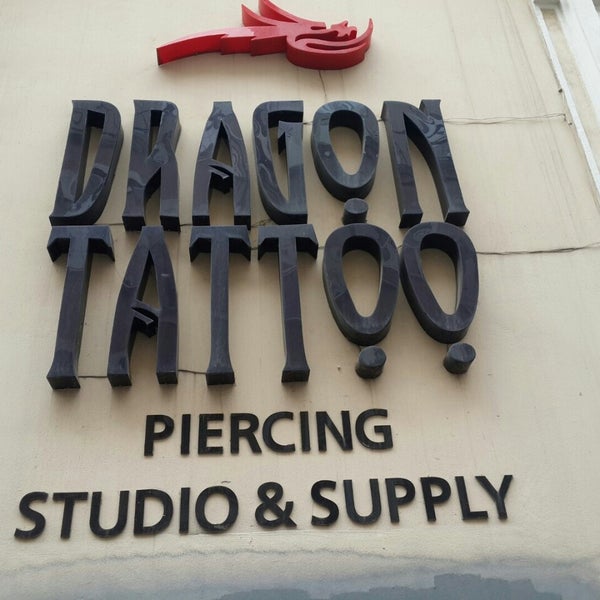 Foto tirada no(a) Dragon Tattoo Piercing &amp; Permanent Make Up Supply / Studio por tattooartist t. em 12/22/2014