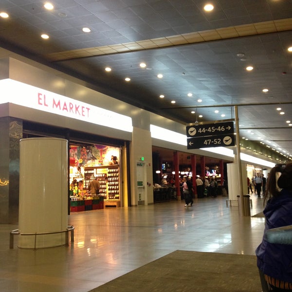 รูปภาพถ่ายที่ Aeropuerto Internacional El Dorado (BOG) โดย Jehana S. เมื่อ 5/11/2013