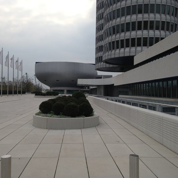 Das Foto wurde bei BMW-Hochhaus (Vierzylinder) von Michalis B. am 4/22/2013 aufgenommen