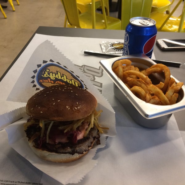 Foto tirada no(a) Dobby&#39;s Burger Place por Onur Y. em 1/14/2018