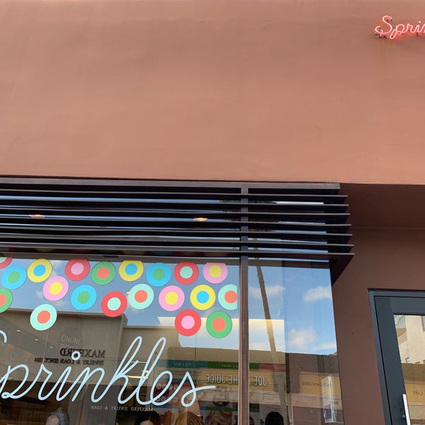 Photo taken at Sprinkles Beverly Hills Cupcakes by Oli R. on 2/17/2019