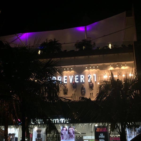 Photo taken at Forever 21 by Lissette R. on 11/5/2015