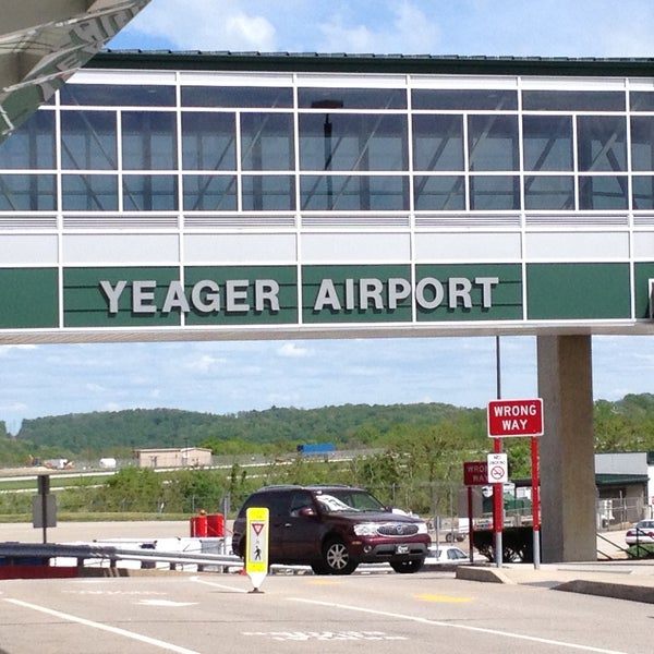 รูปภาพถ่ายที่ Yeager Airport (CRW) โดย Sam Rudra S. เมื่อ 5/2/2013