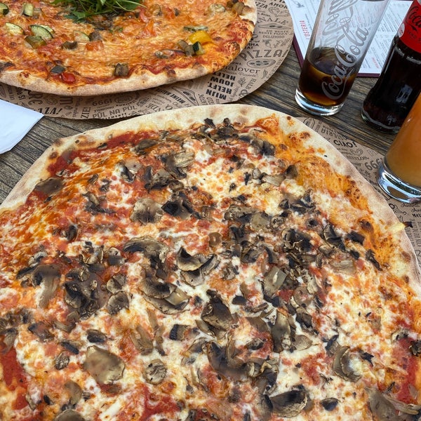 6/12/2021 tarihinde Ashleyziyaretçi tarafından Pizza Hut Essen, Limbecker Platz'de çekilen fotoğraf