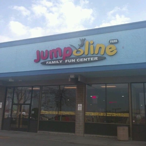 Foto tirada no(a) Jumpoline Park por Jess Anne F. em 4/1/2013