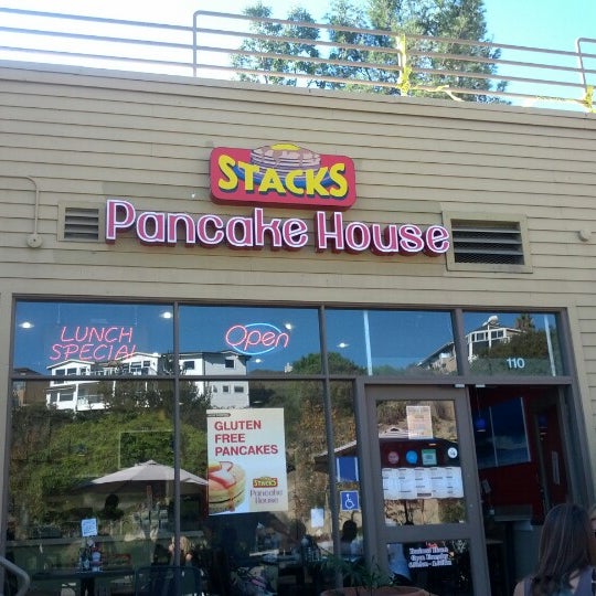 Foto scattata a Stacks Pancake House da Brock H. il 11/5/2012