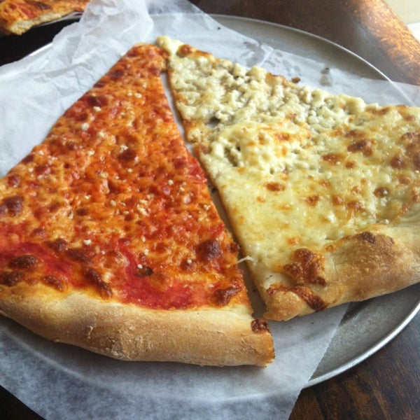 Снимок сделан в Rosco&#39;s Pizza пользователем Alicia D. 6/25/2013
