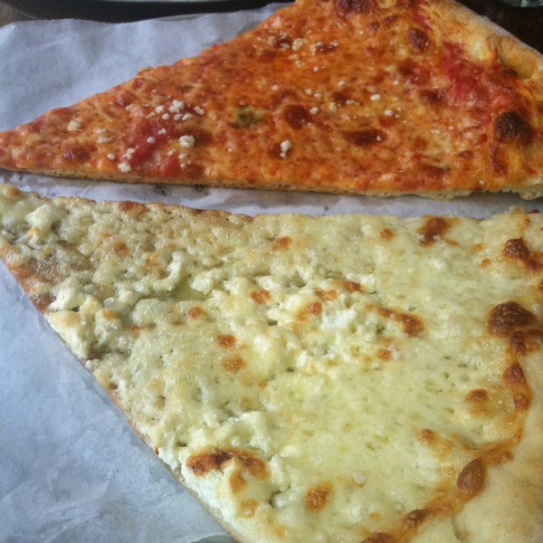 6/25/2013 tarihinde Lord M.ziyaretçi tarafından Rosco&#39;s Pizza'de çekilen fotoğraf