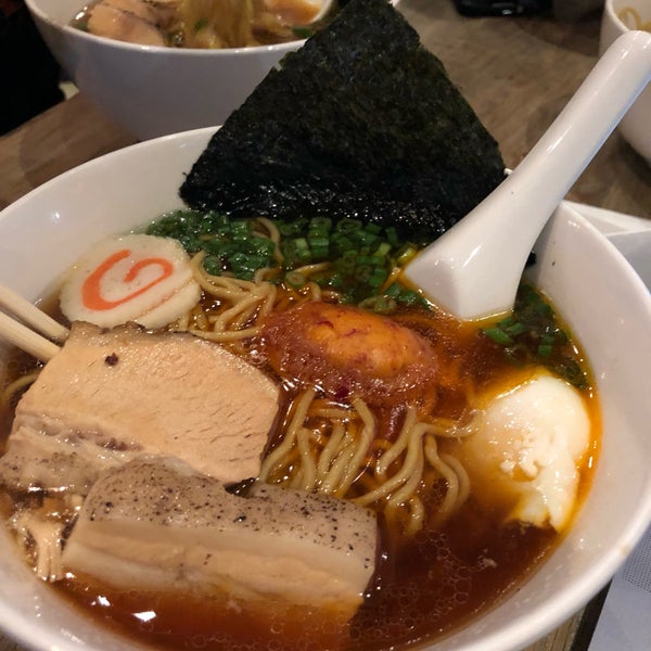 Foto diambil di Momofuku Noodle Bar oleh AJ H. pada 1/8/2019