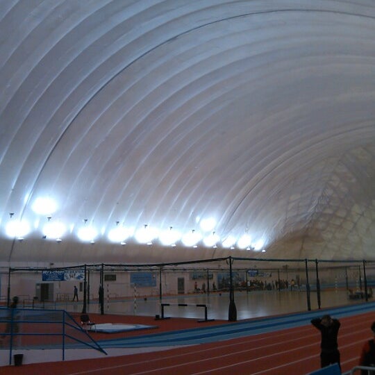 Чкалова 20 манеж ярославль. Манеж чкалова 20. Манеж легкоатлетический на чкалова. Легкоатлетический манеж ярославль ул чкалова. Ярославский легкоатлетический манеж.