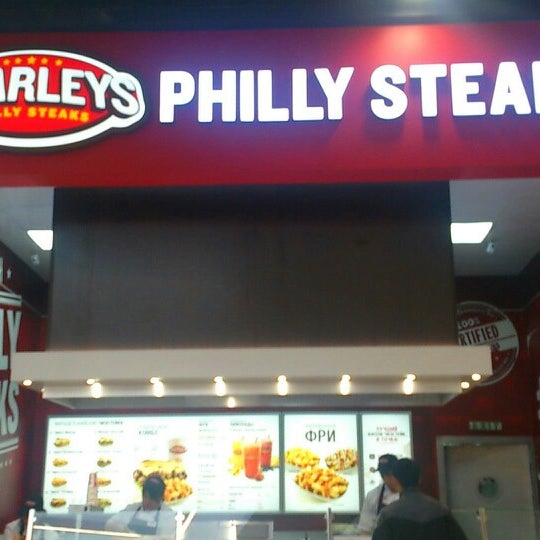 Foto tirada no(a) Charleys Philly Steaks por Дмитрий С. em 7/3/2014