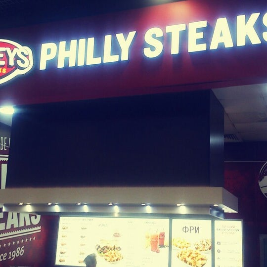 Foto tirada no(a) Charleys Philly Steaks por Дмитрий С. em 2/3/2015