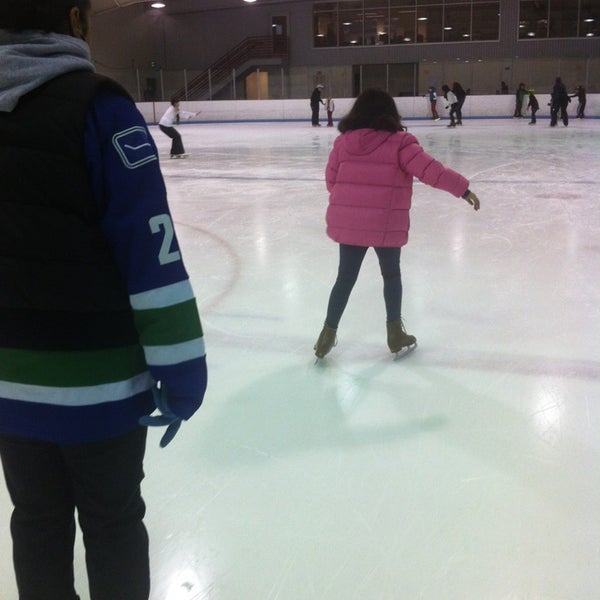 Foto scattata a Lynnwood Ice Center da T B. il 1/27/2013