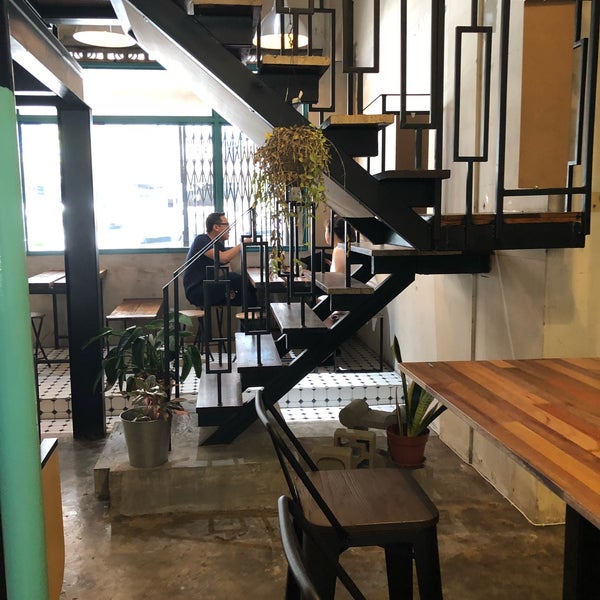 Foto tomada en Ampersand Specialty Coffee &amp; Co-workplace  por Tch el 4/15/2018
