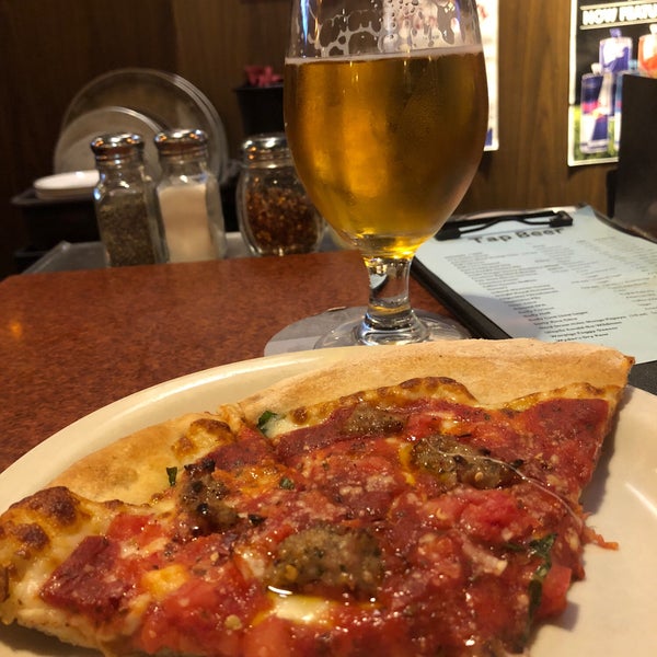 8/2/2018 tarihinde Jonathan K.ziyaretçi tarafından Pizza Lucé'de çekilen fotoğraf