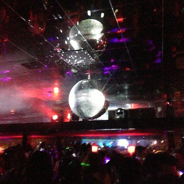 รูปภาพถ่ายที่ AXIS Nightclub โดย Omid L. เมื่อ 3/10/2013